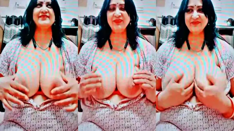 Indian Mature Bhabhi Shows Her Super Big Boobs