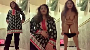 MILF Naked Indian Fingering Viral Bathroom Show