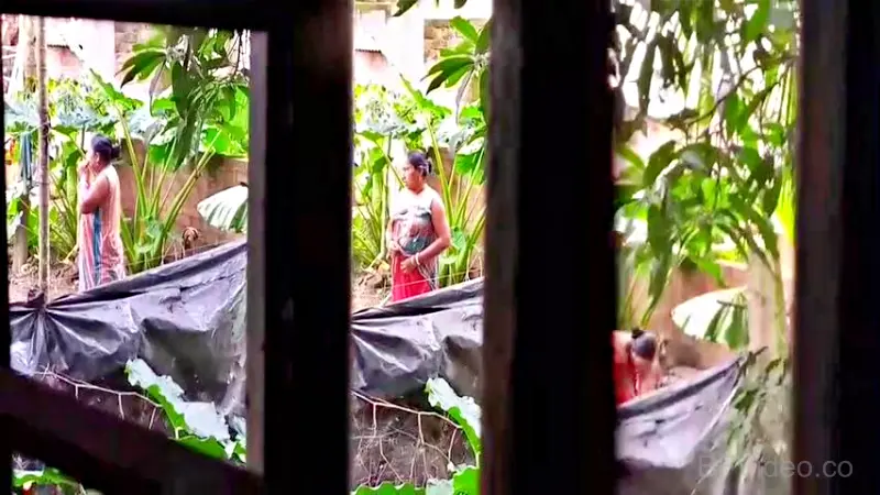 Neighbor Bhabhi Bathing Outdoor Spy Cam MMS