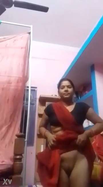 Desi Village Bhabhi Lifting Saree Pussy Show