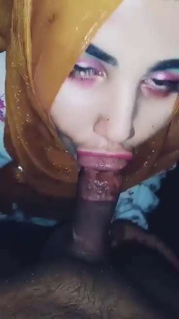 Sexy Desi Hijabi Girl Giving Blowjob Video