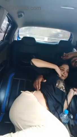 GF Ko Car mai Baitha ke Boobs Dabaya