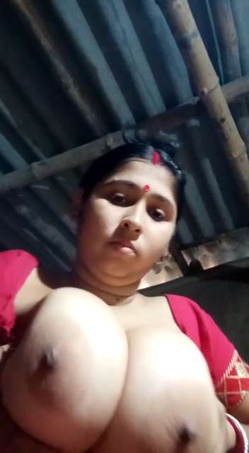 Busty Bengali Wife Exposing Her Huge Milk Tankers