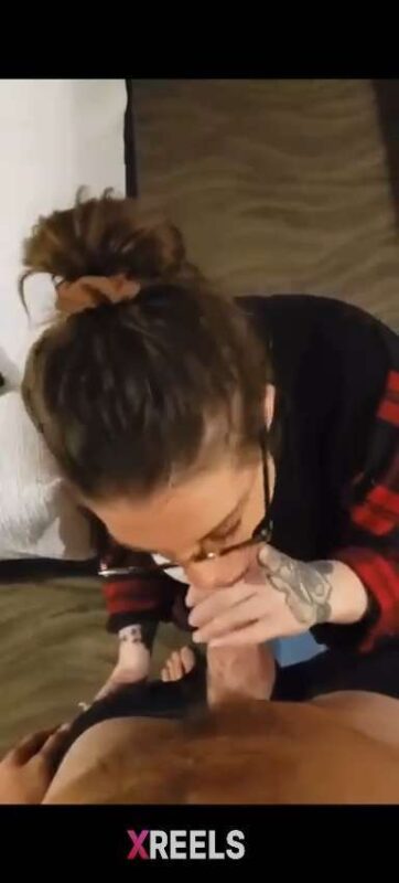Thumbnail No 4 from Cheating Bartender Milf Sucking In A Motel After On Call With Husband.