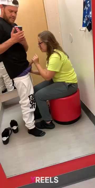 Clothing Store Lady Fucking In The Changing Room 1