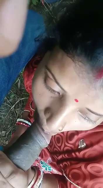 Desi Bhabhi Giving Blowjob Outdoors MMS