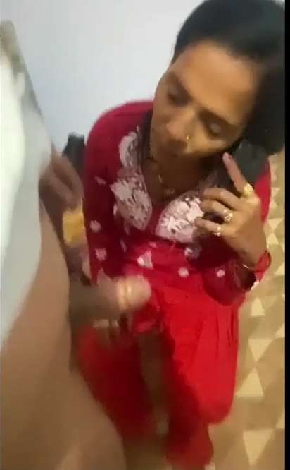 Desi Housemaid Giving Blowjob To Owner