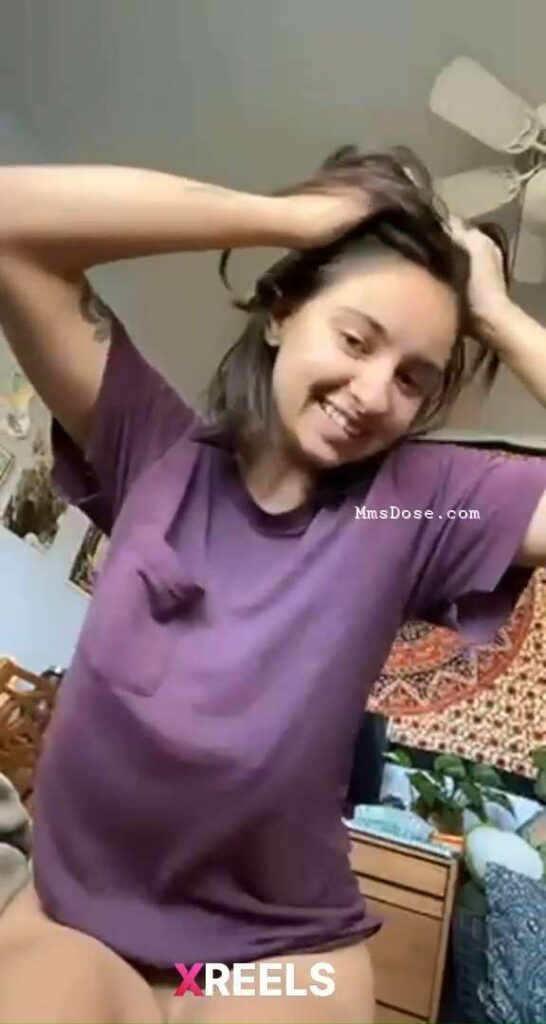 Thumbnail No 7 from Hot Babe Showing Boobs.
