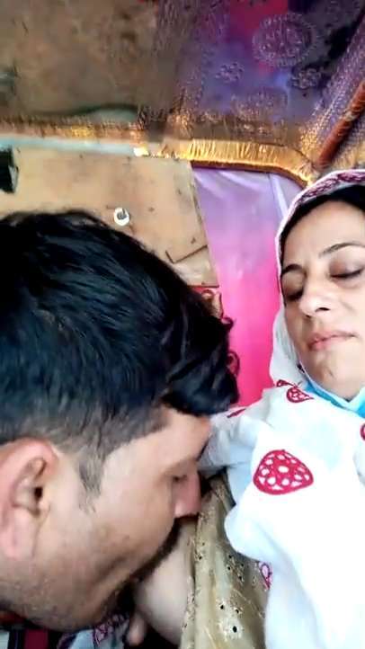 Mature Pakistani Bhabhi Boobs Sucking Inside Truck