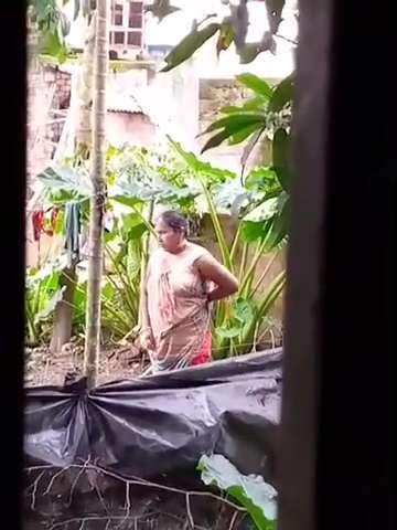 Neighbor Bhabhi Bathing Outdoor Spy Cam MMS