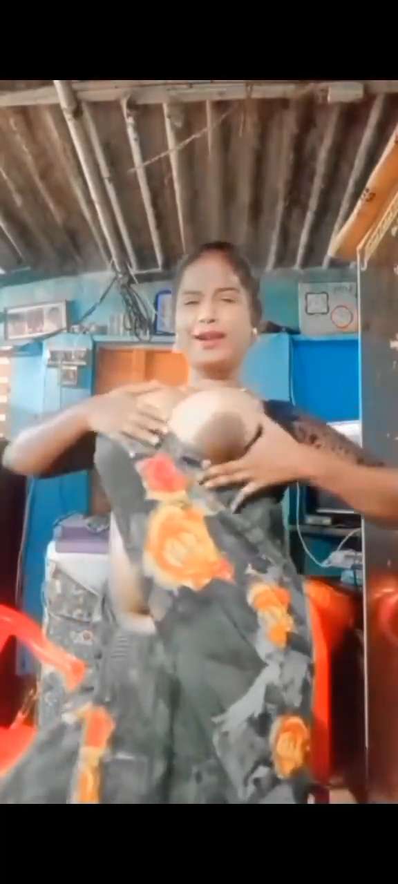 South Indian Big Boobs Wife Topless Viral Video