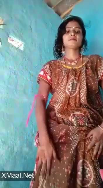 Super Cute Village Bhabhi Showing Pussy