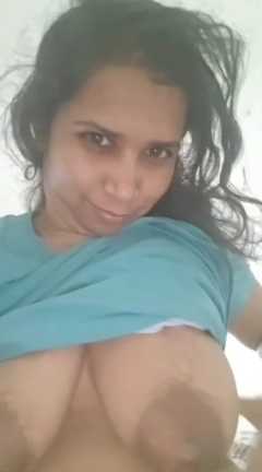 Cute Facial Expression Showing Bhabhi Topless Selfie