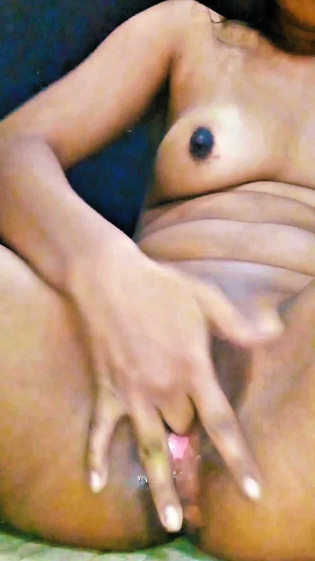 Desi girl Fingering Hard and Showing Pussy