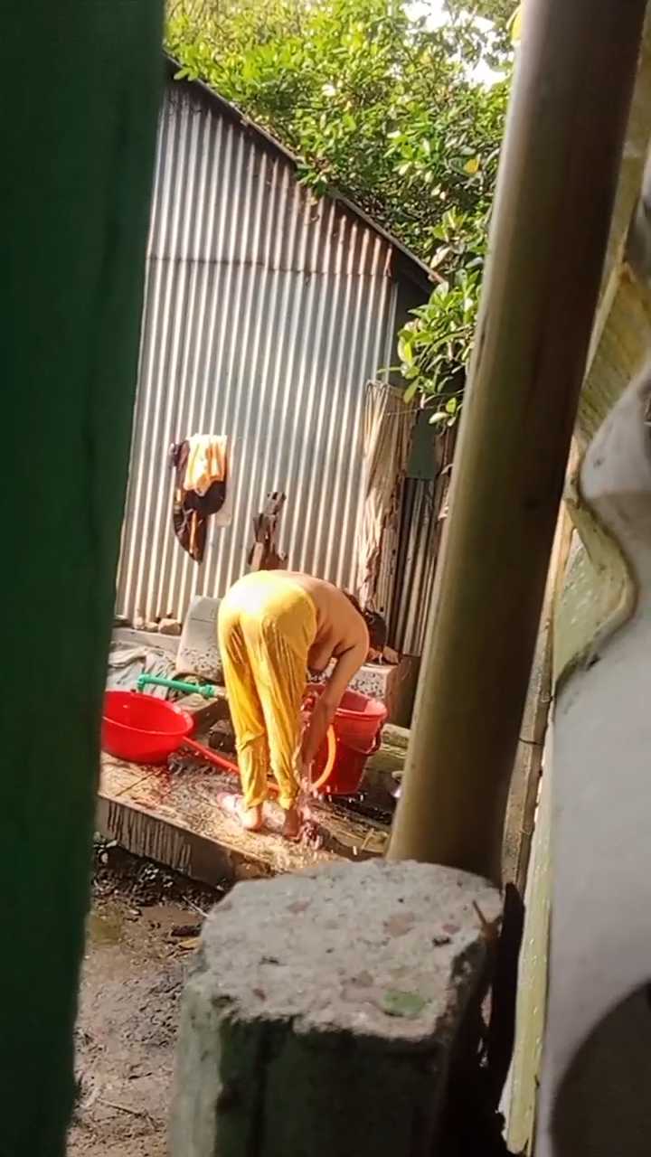 Neighbor Bengali Aunty Bathing Outdoor Caught On Camera