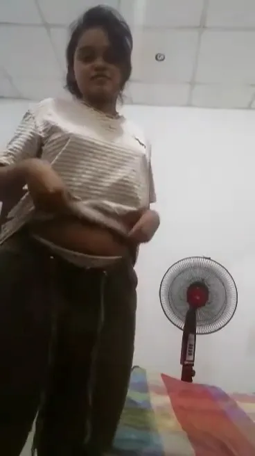 Badi Gand Wali Ladki Chut Me Ungli Karke Khud Ko Record Karti Hui
