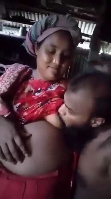 Bangladeshi Porn Bhabhi Boob Sucking Viral Clip
