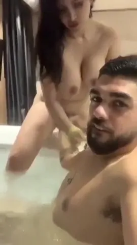 Bathroom Me Gori Ladki Ki Chudai Tub Me Lund Par Uchali