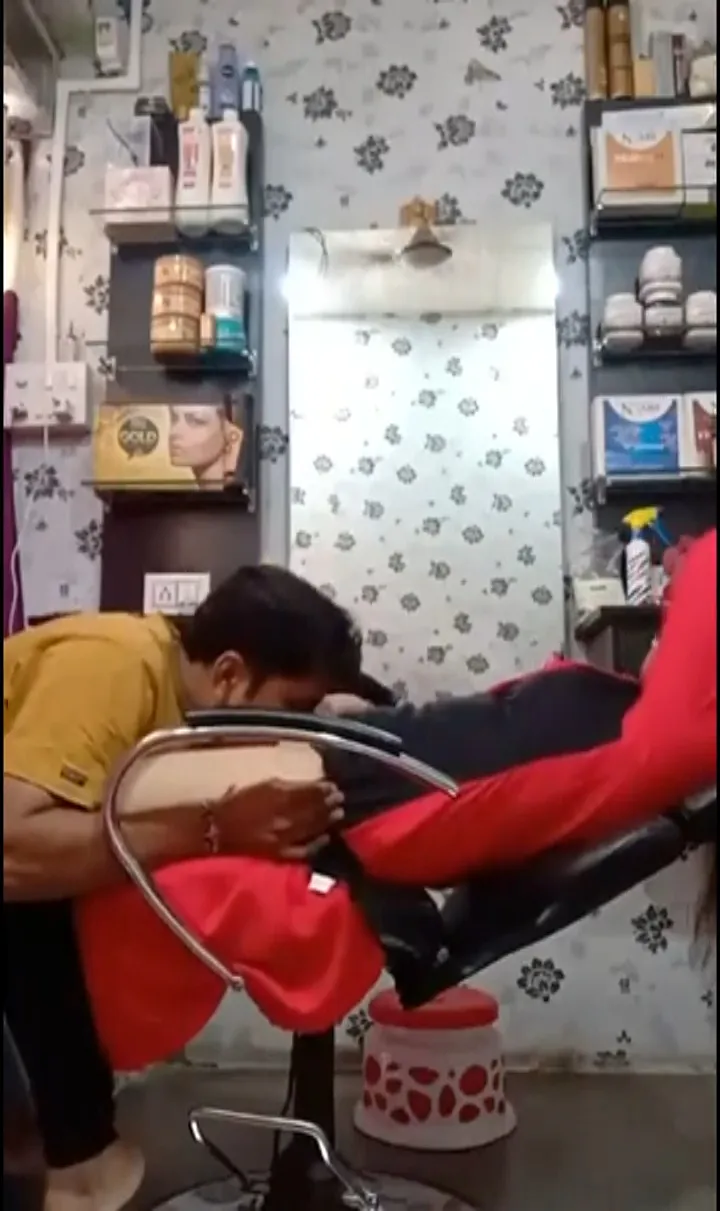 Beauty Parlour Me Chut Chat Khaya Aur MMS Banake Leak Kiya