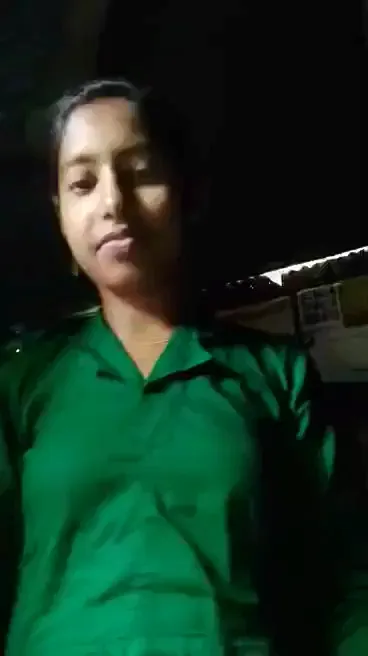 Bengali Ladki Apni Kabhi Na Chudi Hui Virgin Chut Dikhate Hue