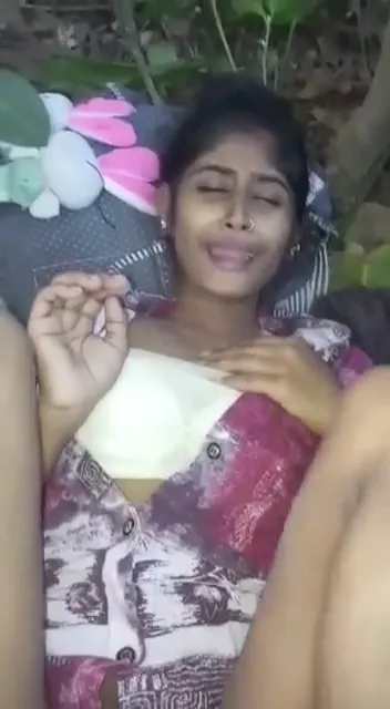 Bengali Randi Boudi Ko Jhandiyo Me Le Jake Pelte Hue