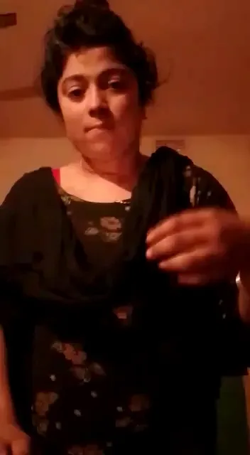 Bengladeshi Wife Chut Me Ungli Karti Hui
