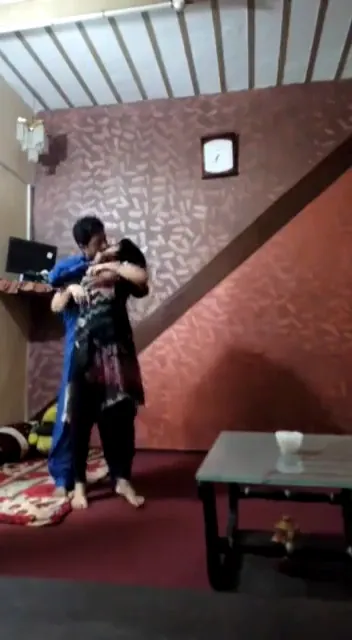 Bhabhi Ko Lund Pe Uthake Padosi Ne Choda