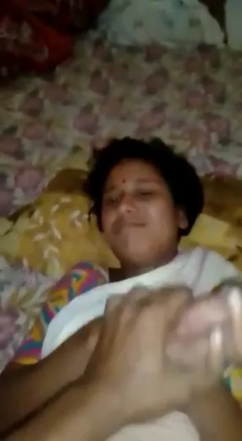 Biwi Ko Chod Ke Maal Chut Ke Upar Giraya