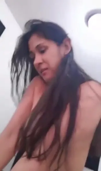 Cute Bhabhi Ko Lund Par Baitha Kar Dum Bhar Pela