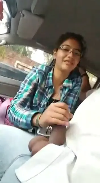 Cute Desi Chasmish Gf Ne Car Me Bf Ka Lund Chusa Aur Hath Se Hilaya