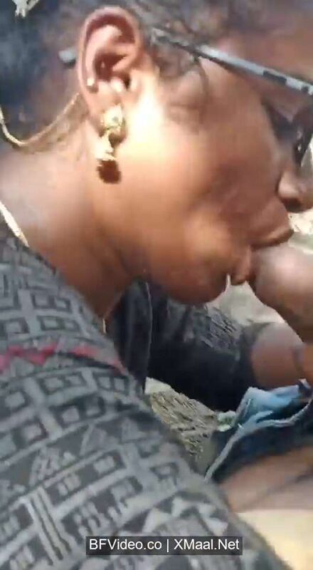 Thumbnail No 2 from Desi Randi Outdoor Blowjob To Customer Viral MMS Video.