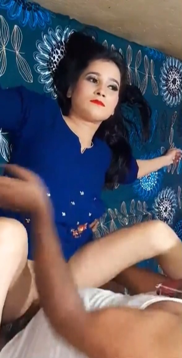 Devar Ne Bhabhi Ki Tangein Utha Kar Chut Me Lund Dala