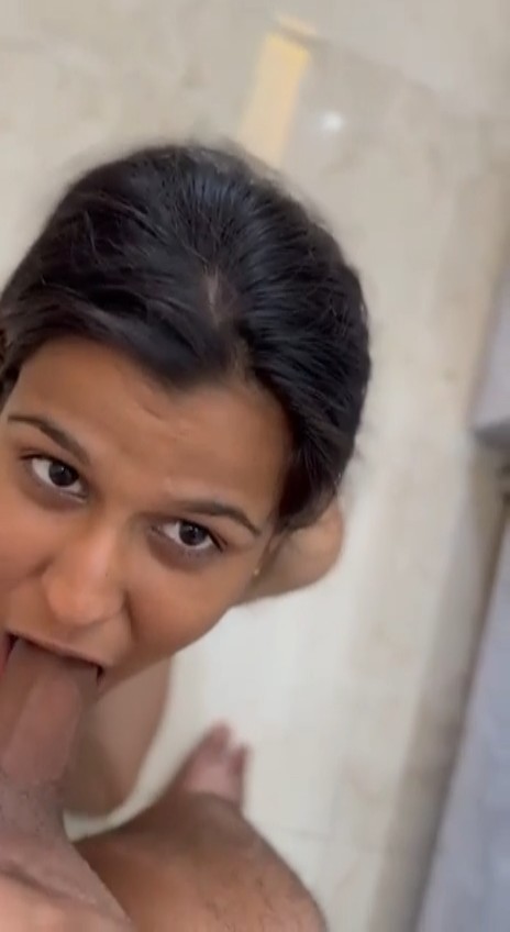 Oyo Room Mein Nangi Girlfriend Ne Lund Chusaya